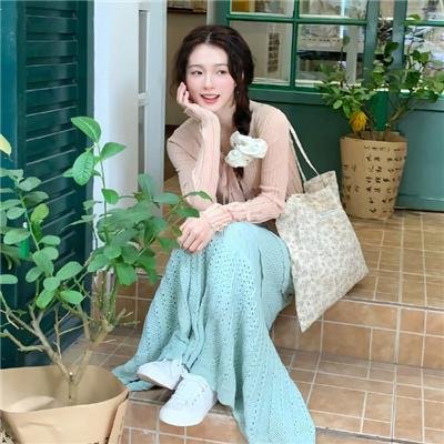 使用下方 20 个影片名，按顺序一一对应，不要改动片名文字，只根据片名和括号内类型提示来虚构全新的故事内容： 丰收之后 你和我的时光 深入：美国、捕鲸与世界 舞宫春色 大西洋帝国第二季 向东是大海 搏击迷城 火凤燎原 我们的未来国语 血染北沙河 喜欢我 冲浪兄弟 边境法规 周年快乐 这些孩子 狂徒 天若有情3之烽火佳人 湖上女郎 虚假秘密 我的邻居是美女